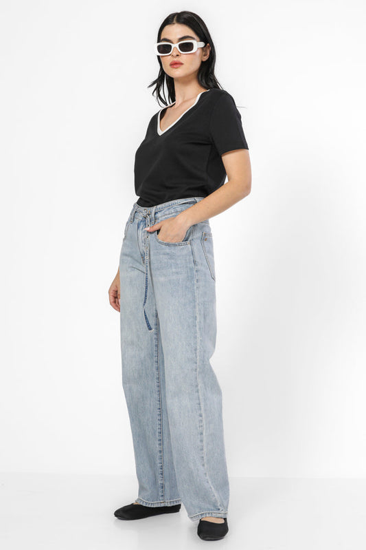 ג'ינס עם רגל רחבה וחגורה בצבע כחול בהיר