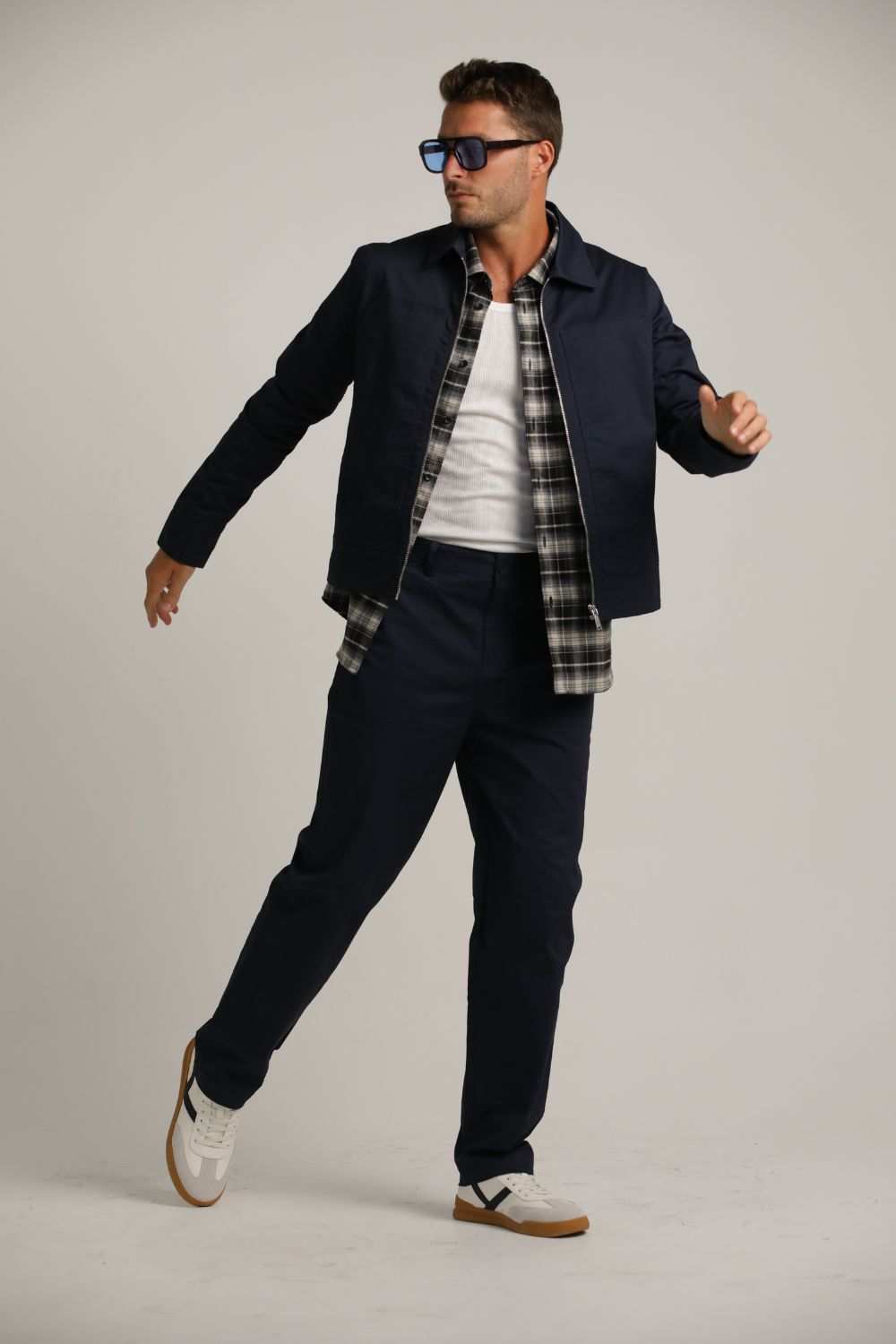 מכנסיים בגזרת סלים אלגטית | קנת קול