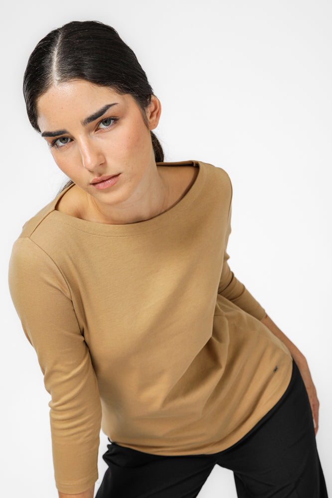 טישירט צווארון סירה