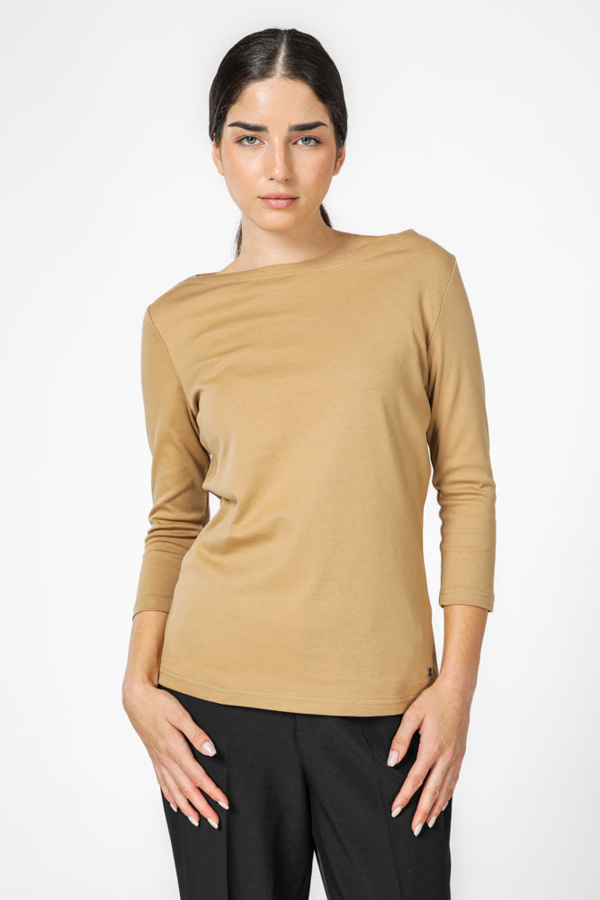 טישירט צווארון סירה