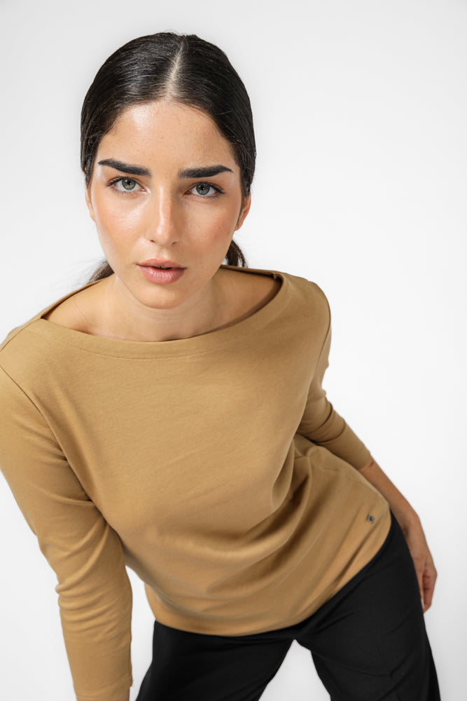 טישירט צווארון סירה