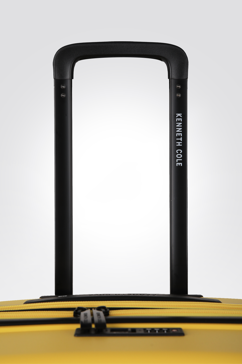 מזוודה קשיחה בינונית 24'' ESSENTIAL בצבע צהוב