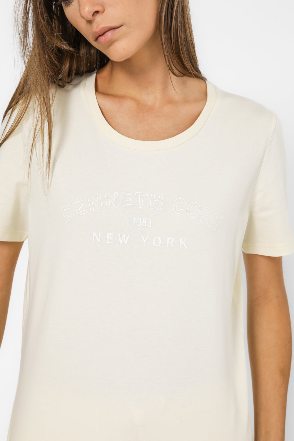 טישירט ניקי בצבע שמנת עם לוגו