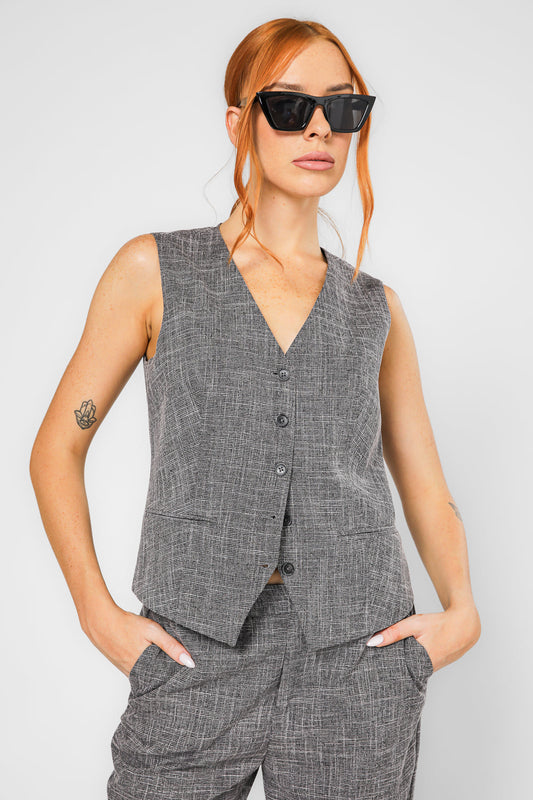 ווסט קצר מבית המותג KENNETH COLE, בצבע אפור עם משבצות, בגזרה נוחה עם סגירת כפתורים.