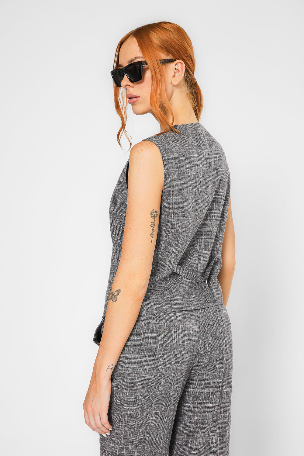 ווסט קצר מבית המותג KENNETH COLE, בצבע אפור עם משבצות, בגזרה נוחה עם סגירת כפתורים.