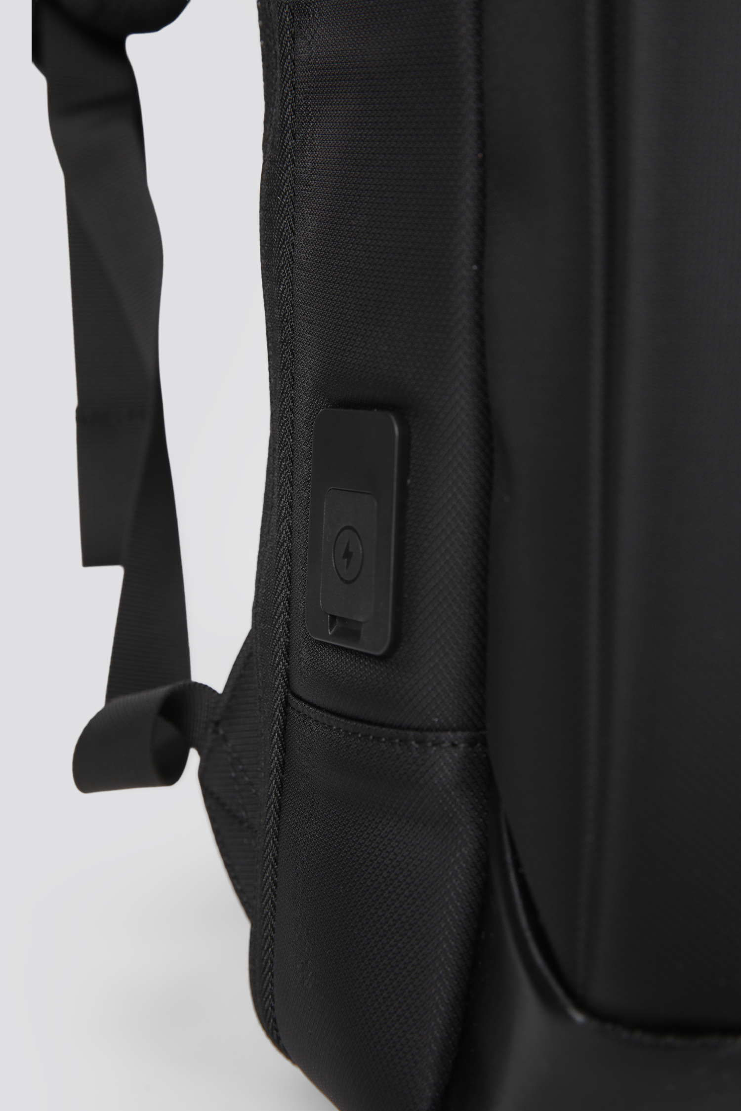 תיק גב לנשיאת מחשב עם טעינה