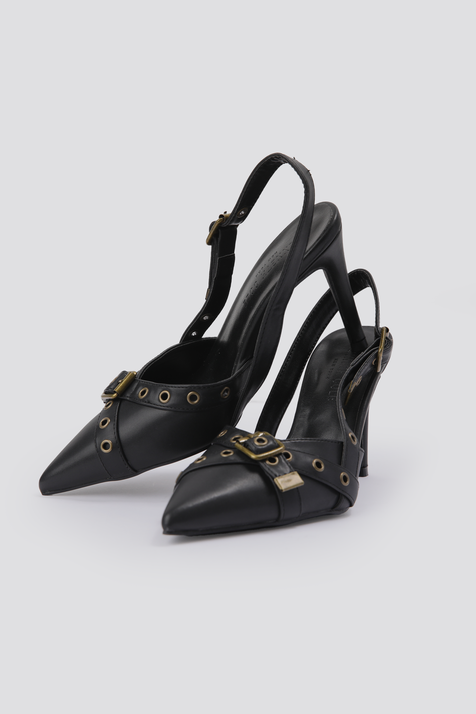 נעלי עקב עם אבזם בצבע שחור