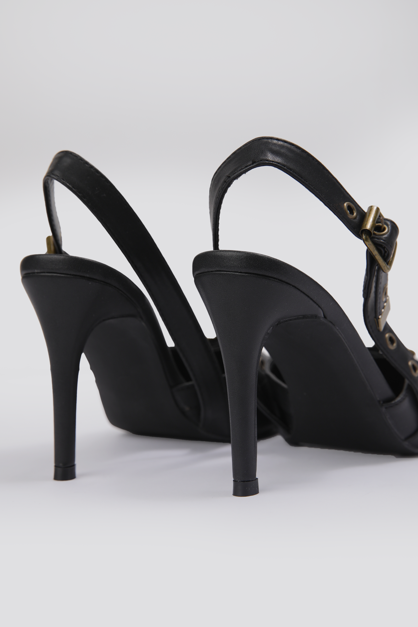 נעלי עקב עם אבזם בצבע שחור