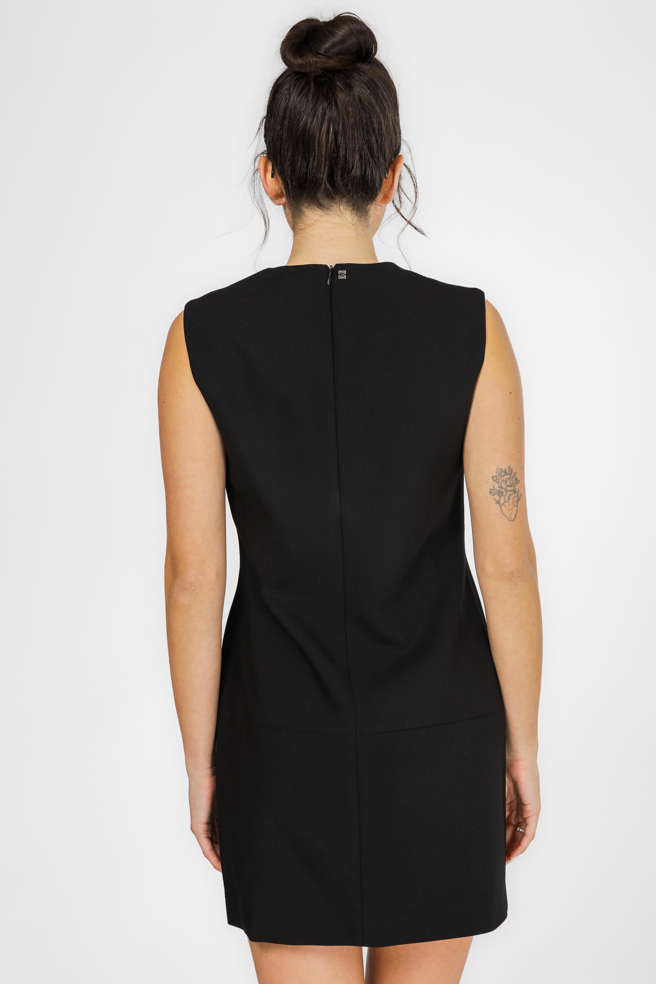 שמלה קצרה בצבע שחור