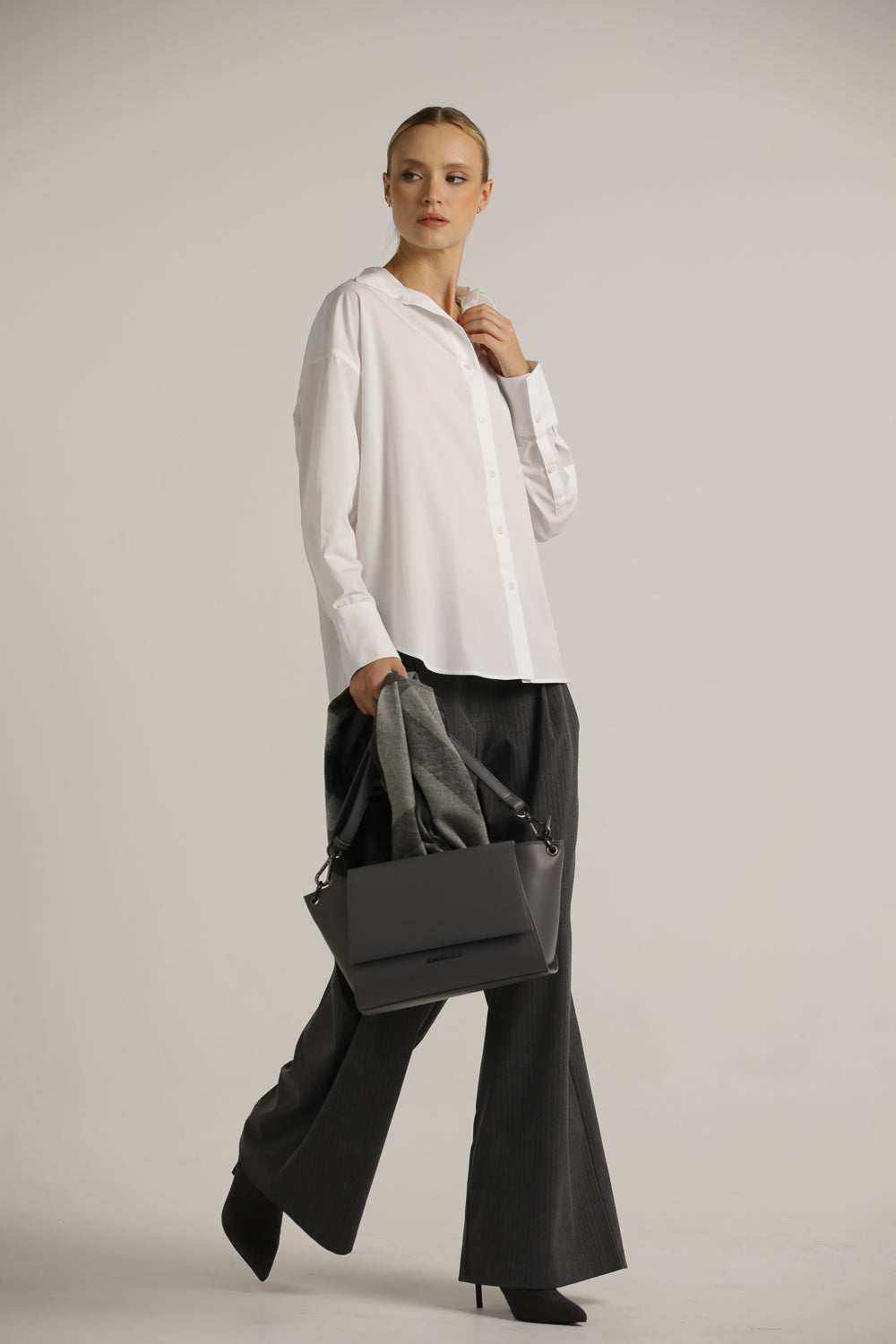 חולצה מכופתרת אוברסייז בצבע לבן | קנת קול