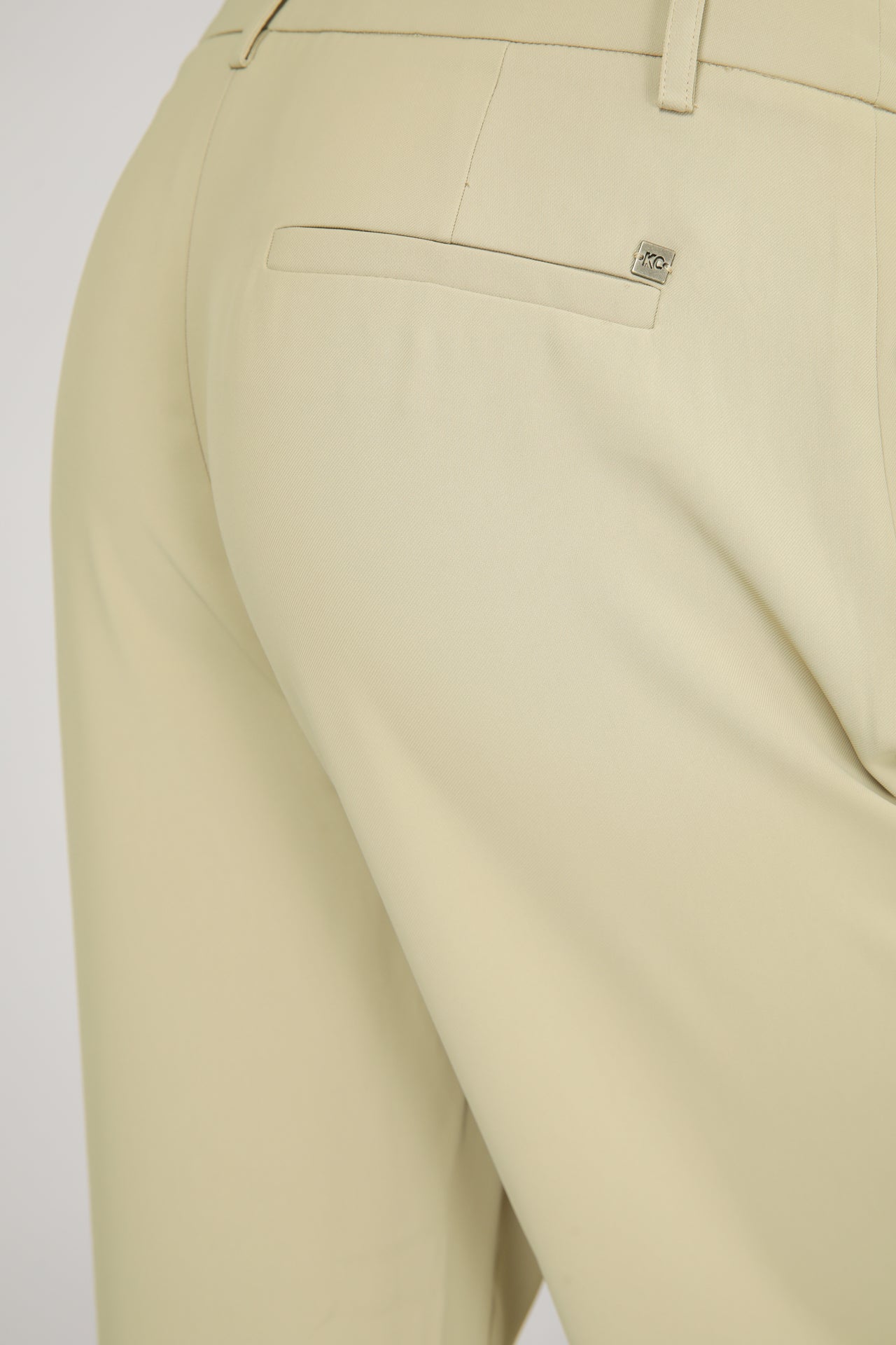 מכנסיים מחויטים מתרחבים