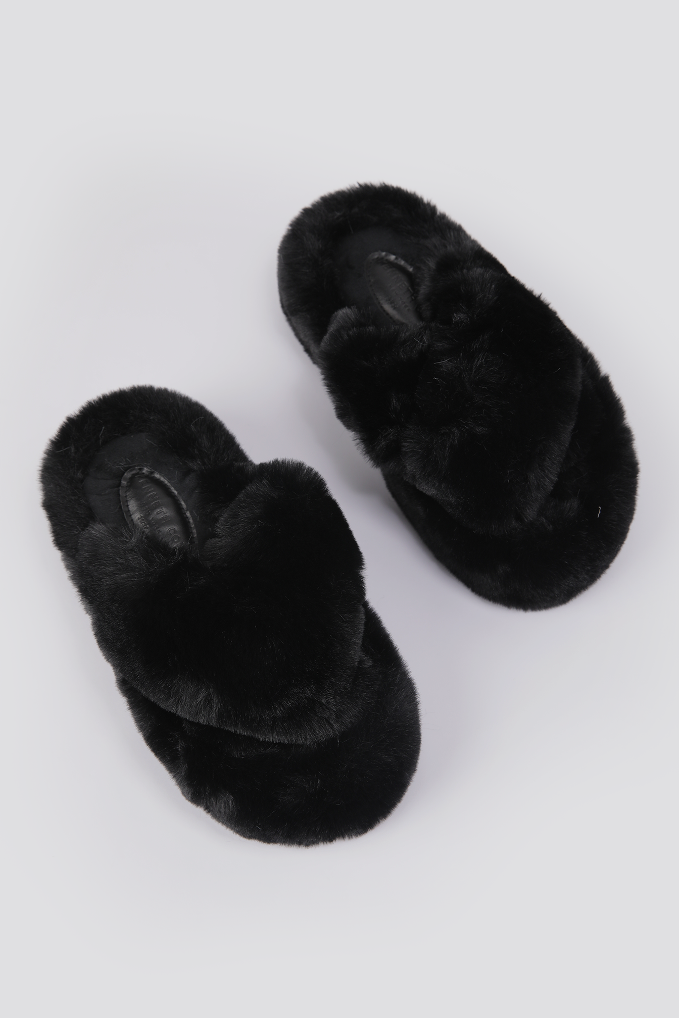 נעלי בית פרוותיות לנשים בצבע שחור