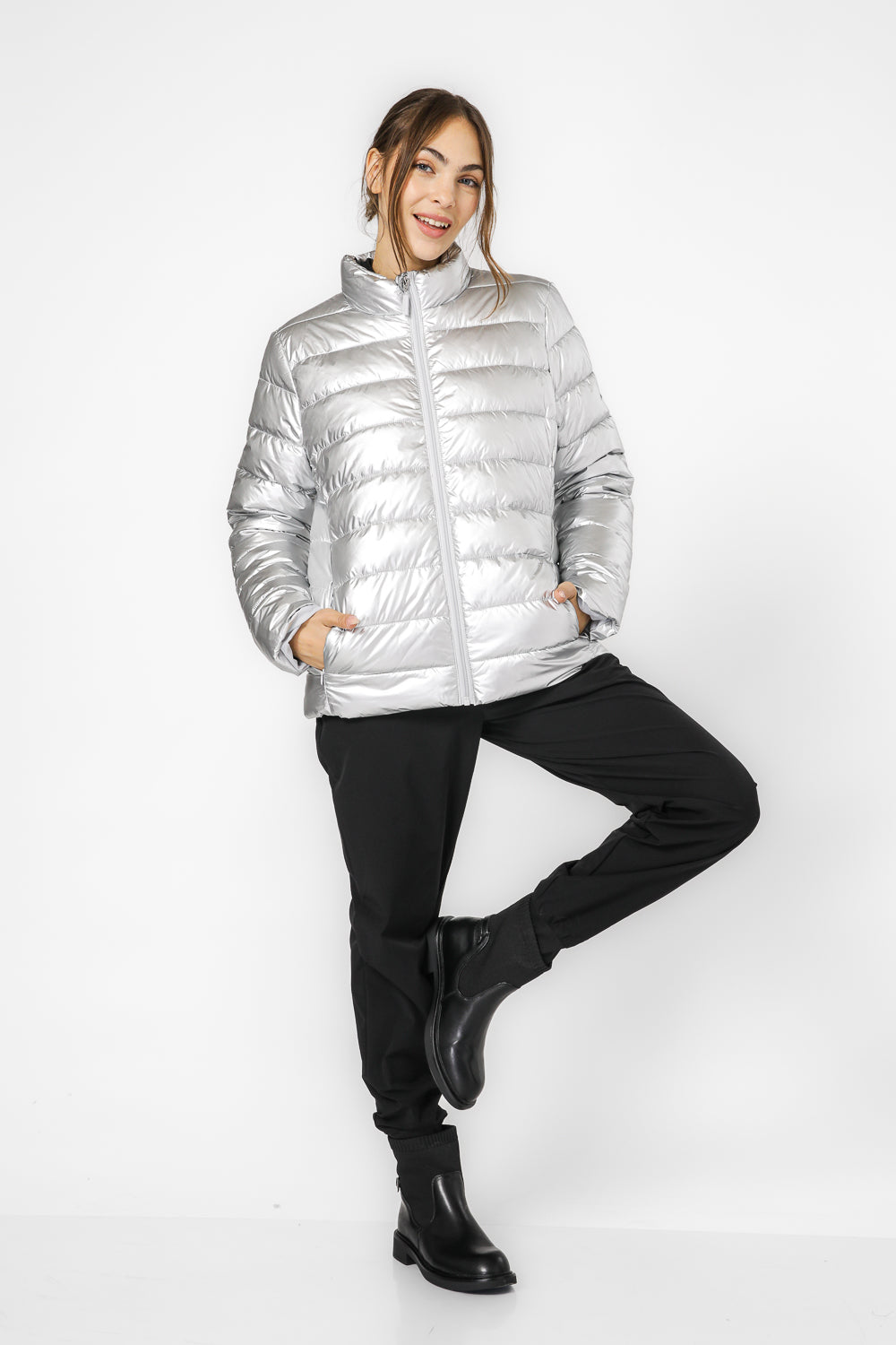 מעיל מרופד צווארון גבוה בצבע כסף