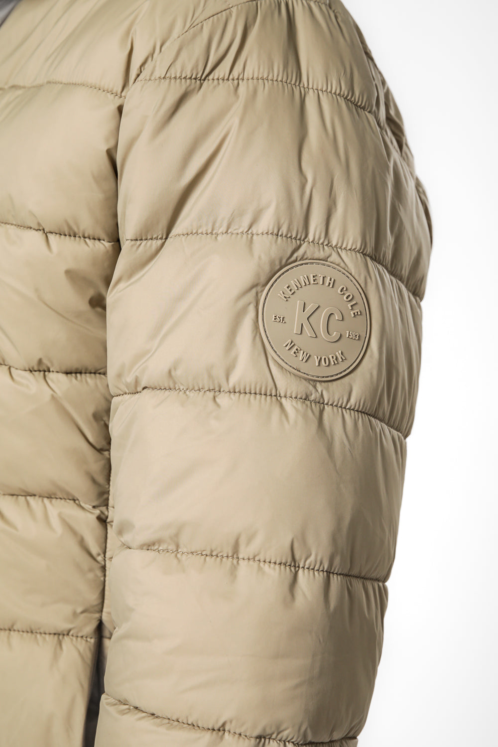 מעיל מרופד בצבע כאמל צווארון גבוה