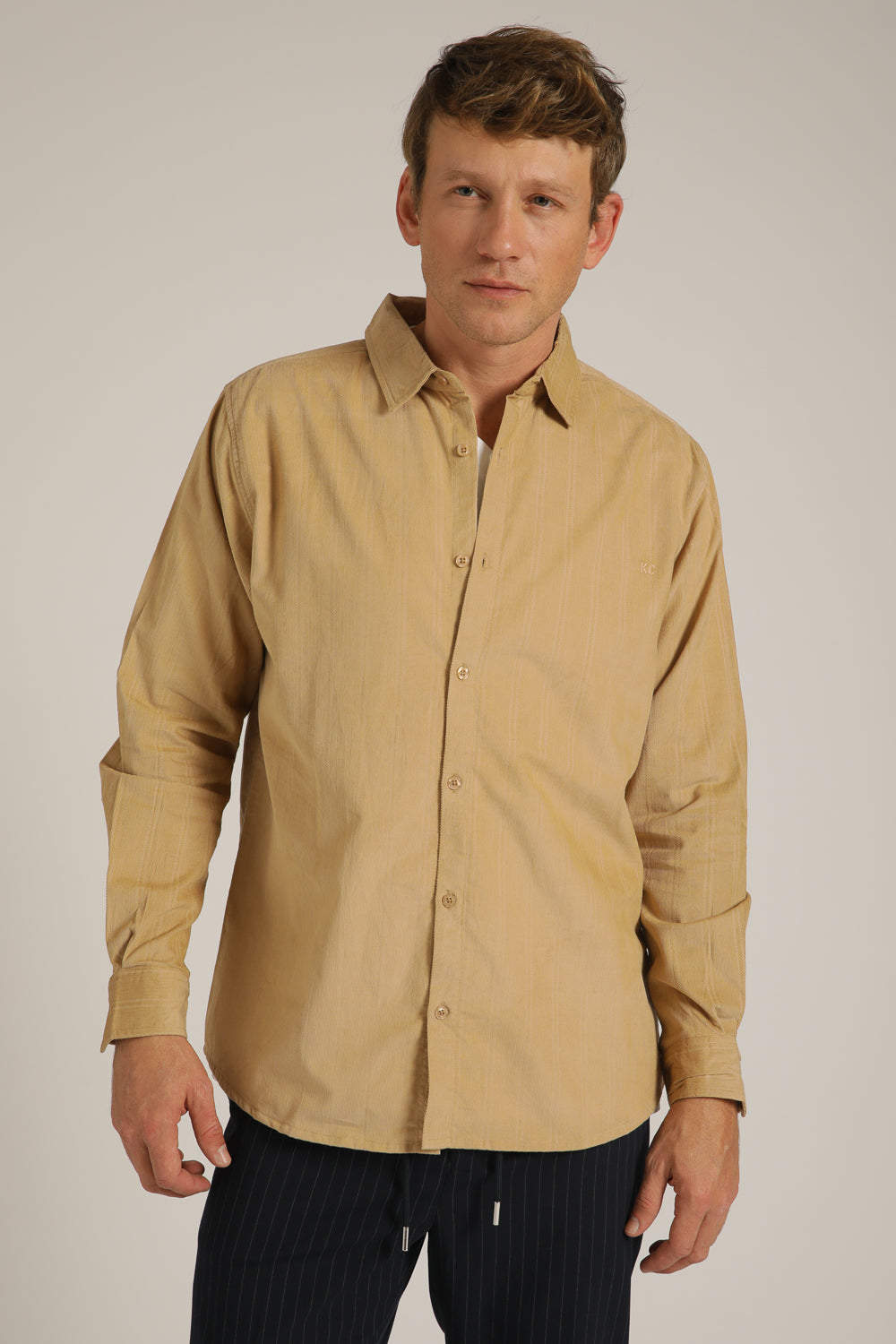 חולצה מכופתרת בעיצוב פסים עדינים | קנת קול