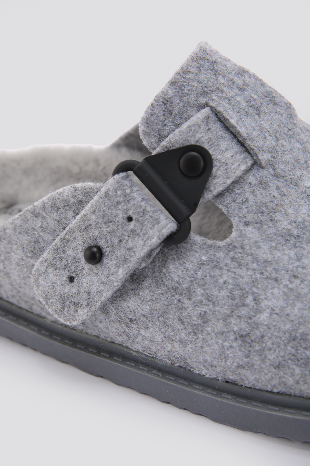 נעלי בית לבד לנשים בצבע אפור