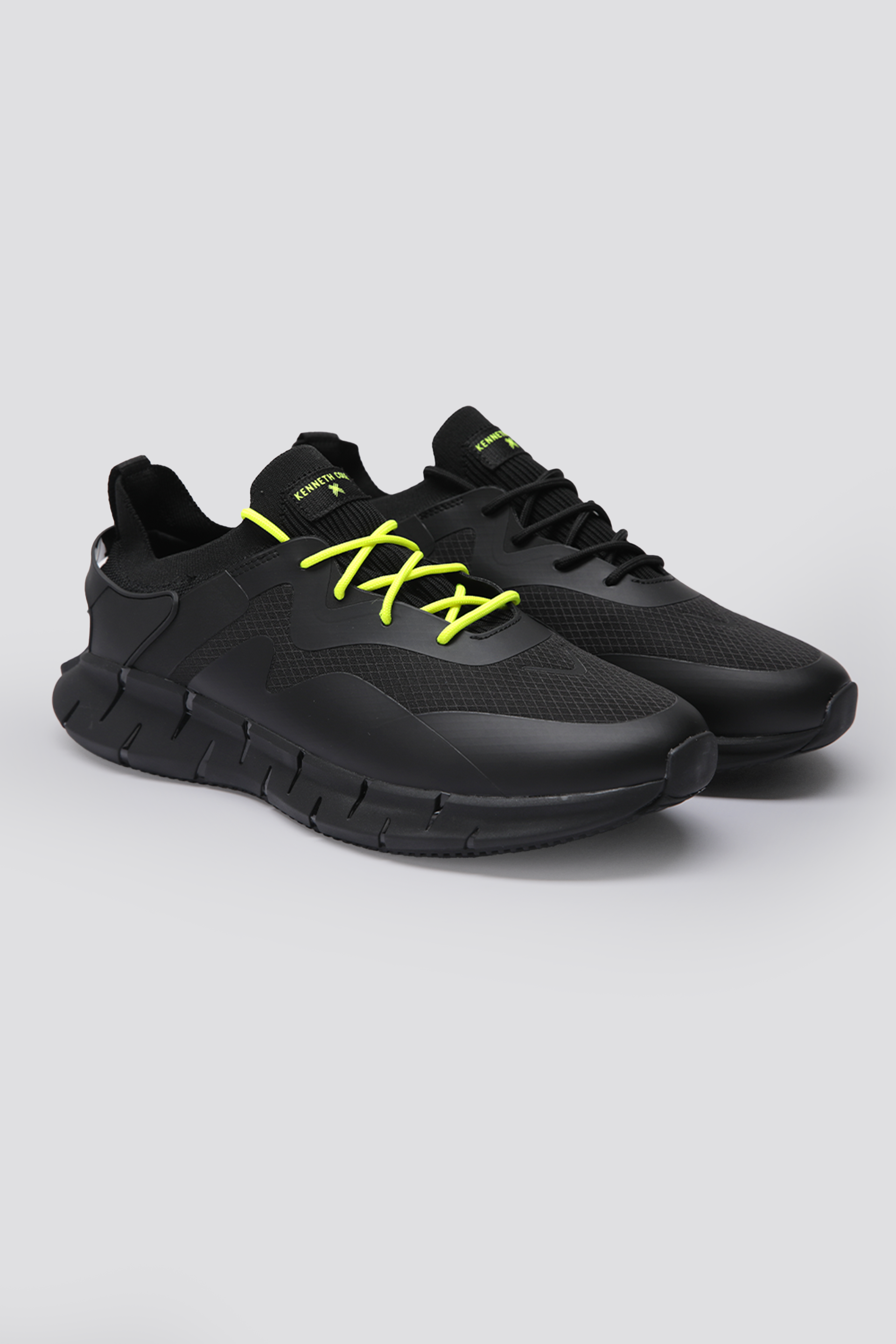 נעלי ספורט בצבע שחור עם דיטיילס ניאון