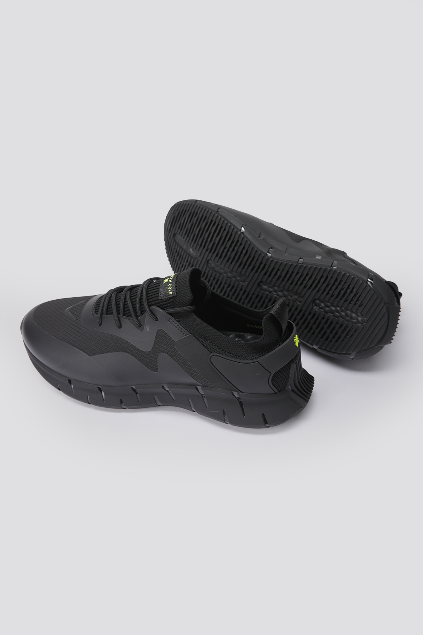 נעלי ספורט בצבע שחור עם דיטיילס ניאון