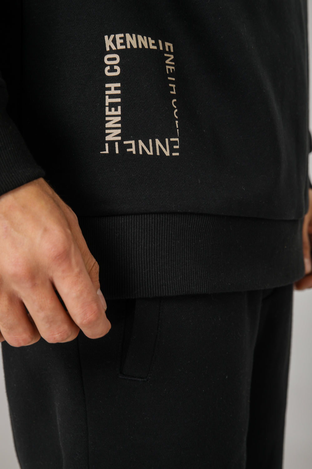 סווטשירט אוברסייז הדפס בגב בצבע שחור