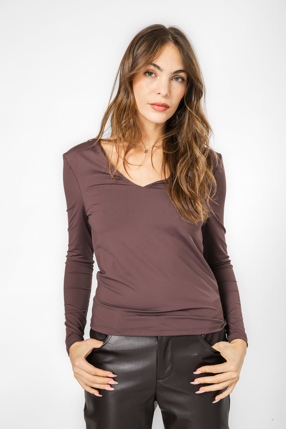 טופ אלסטי מפתח וי עמוק בצבע שוקולד