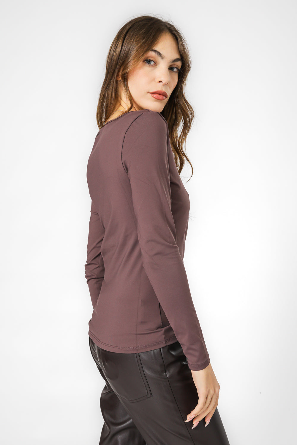 טופ אלסטי מפתח מרובע בצבע חום שוקולד