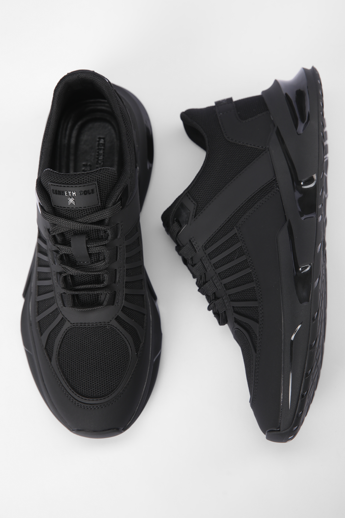 נעלי ספורט בצבע שחור