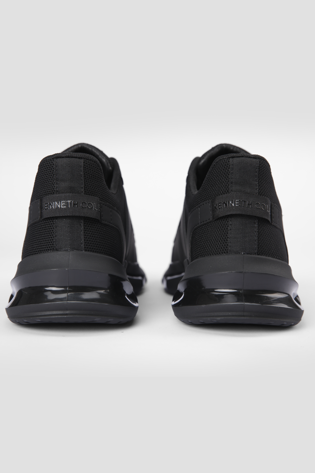 נעלי ספורט בצבע שחור