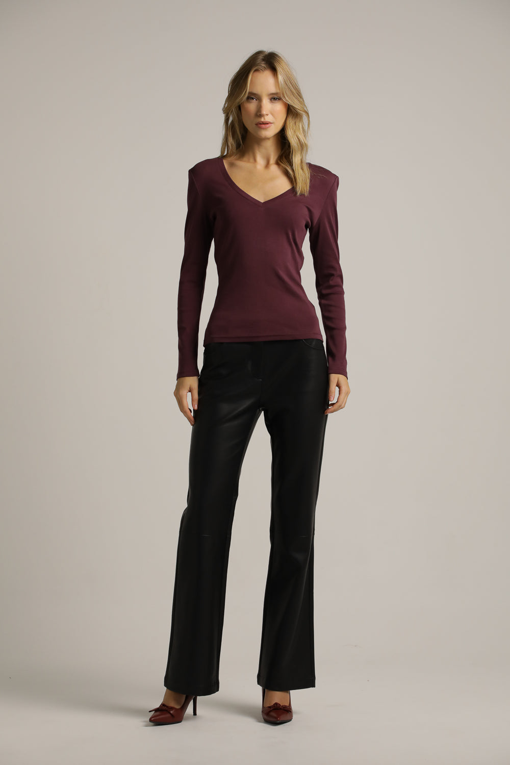 חולצה ארוכה בגזרה צמודה עם מחשוף וי עמוק | קנת קול