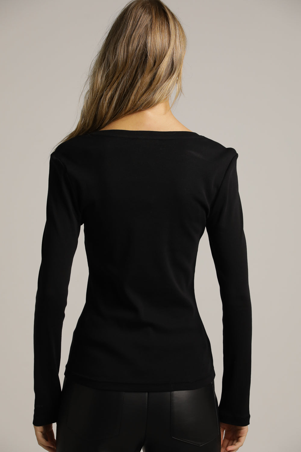 חולצה ארוכה בגזרה צמודה עם מחשוף וי עמוק | קנת קול