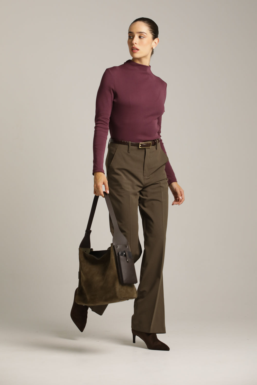 חולצת בייסיק צמודה עם צווארון גבוה | קנת קול