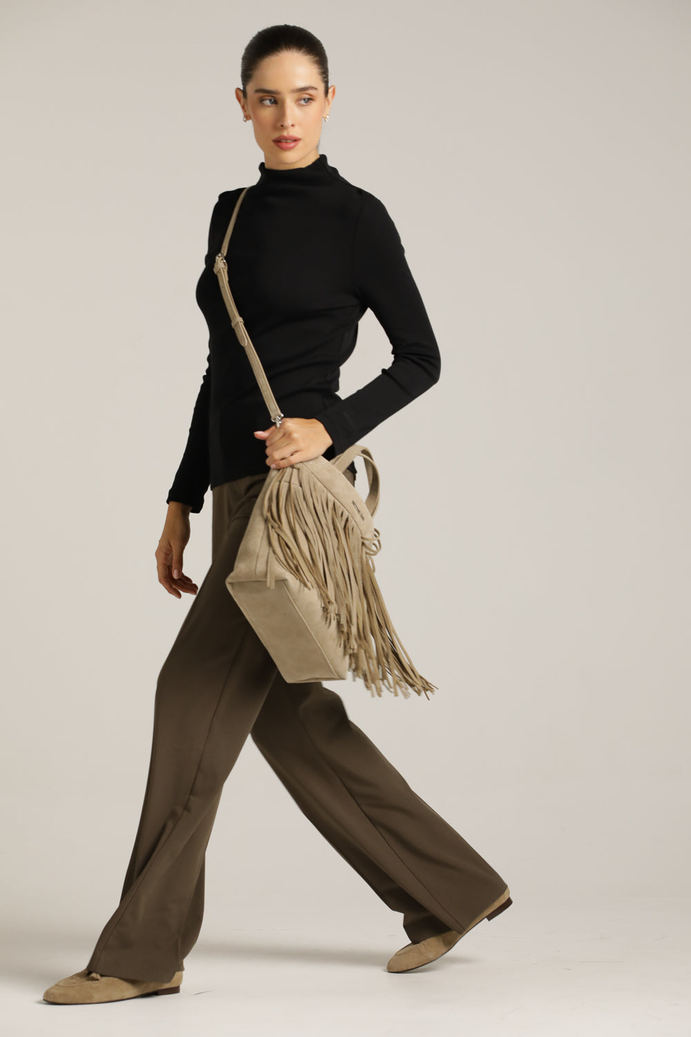 חולצת בייסיק צמודה עם צווארון גבוה | קנת קול