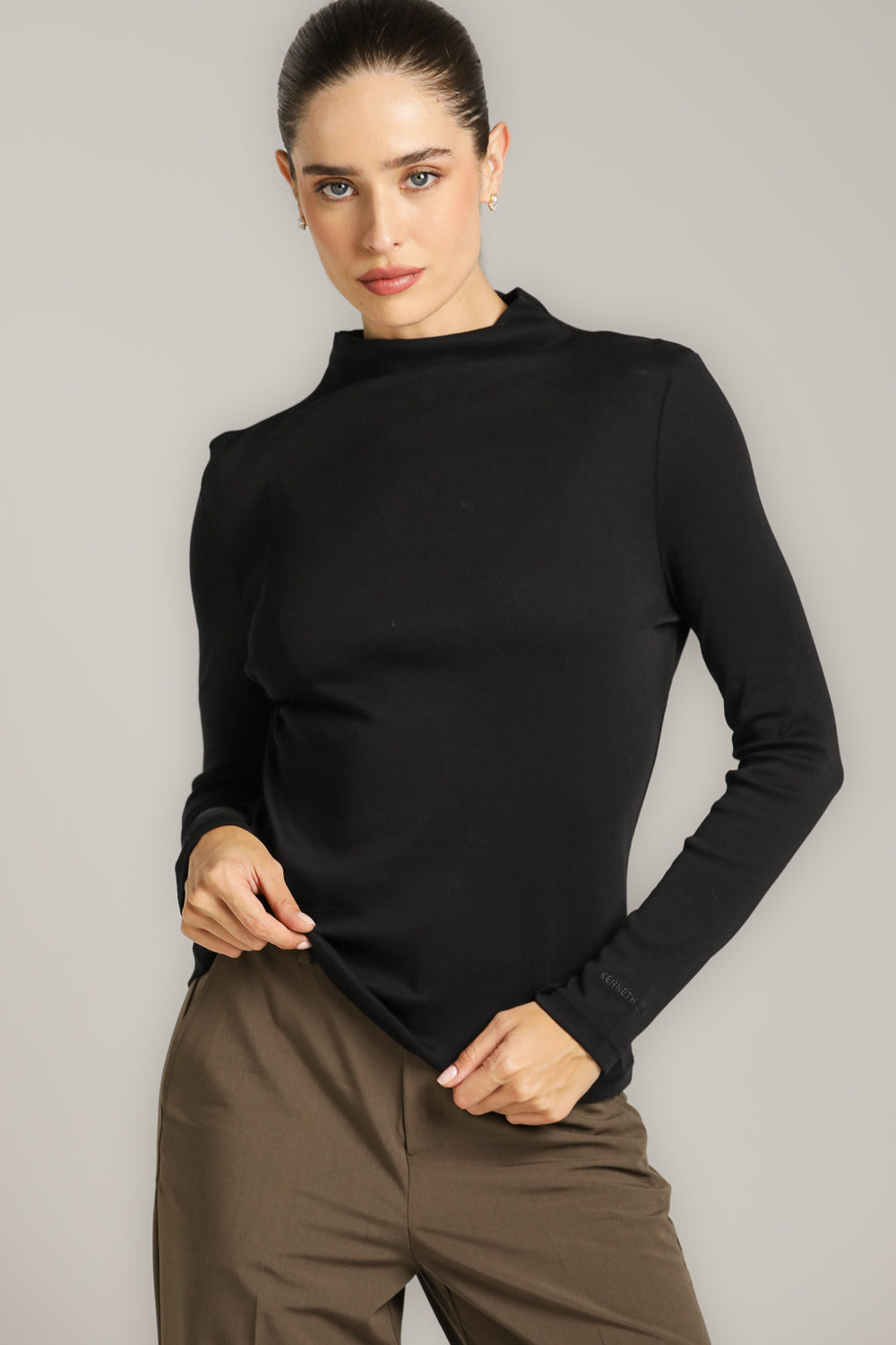 חולצת בייסיק צמודה עם צווארון גבוה | קנת קול