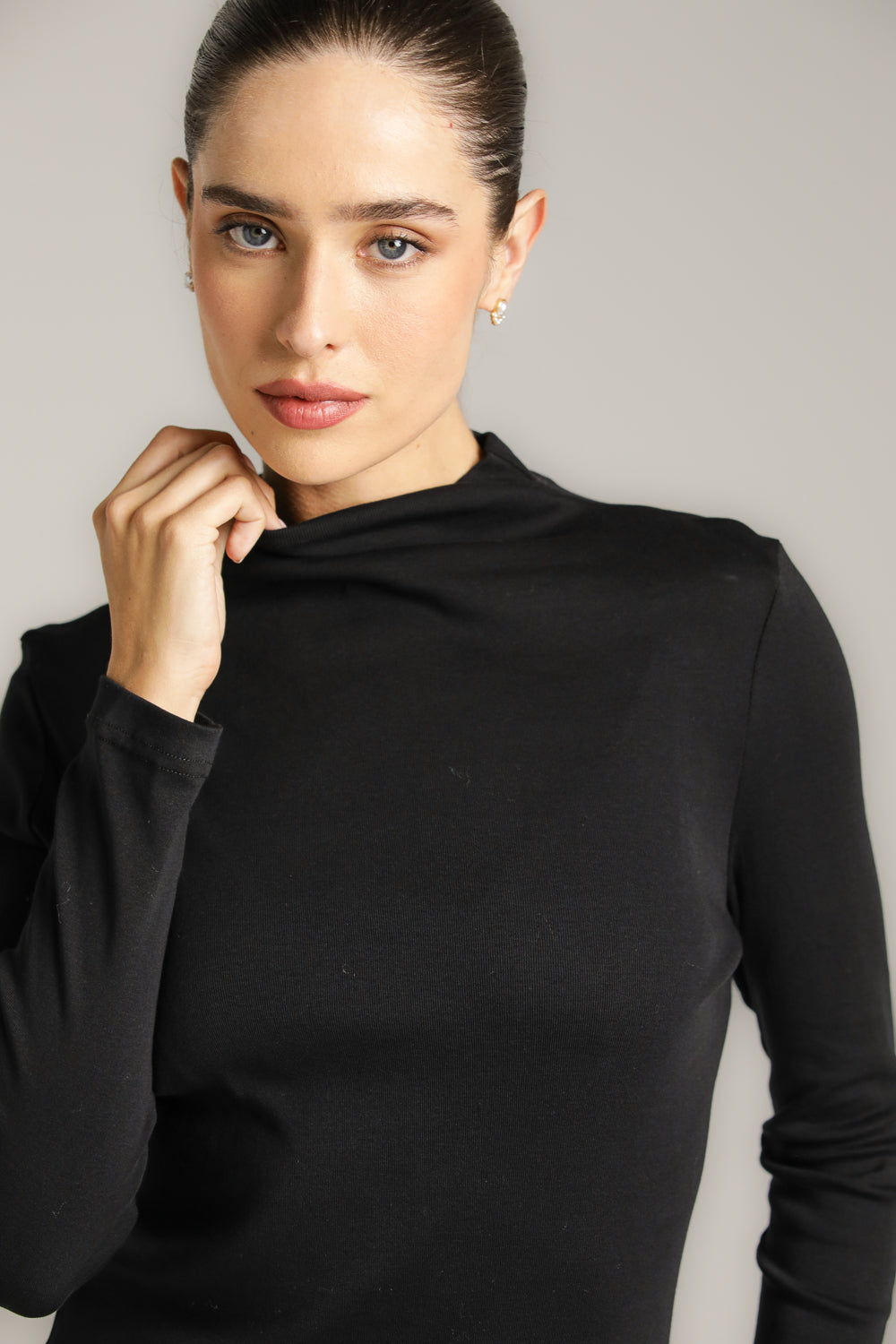 חולצת בייסיק צמודה עם צווארון גבוה | קנת קול