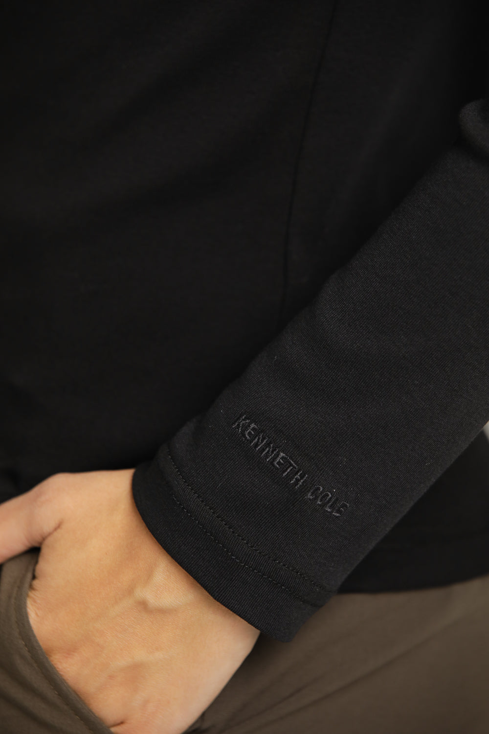 חולצת בייסיק צמודה עם צווארון גבוה | קנת קול