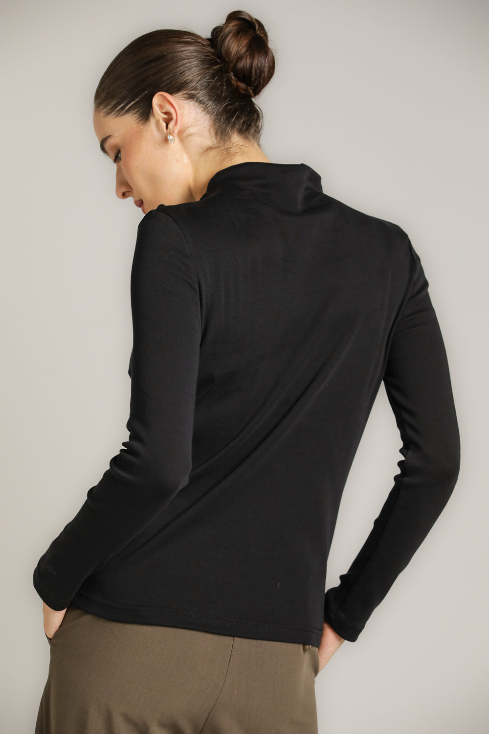 חולצת בייסיק צמודה עם צווארון גבוה | קנת קול