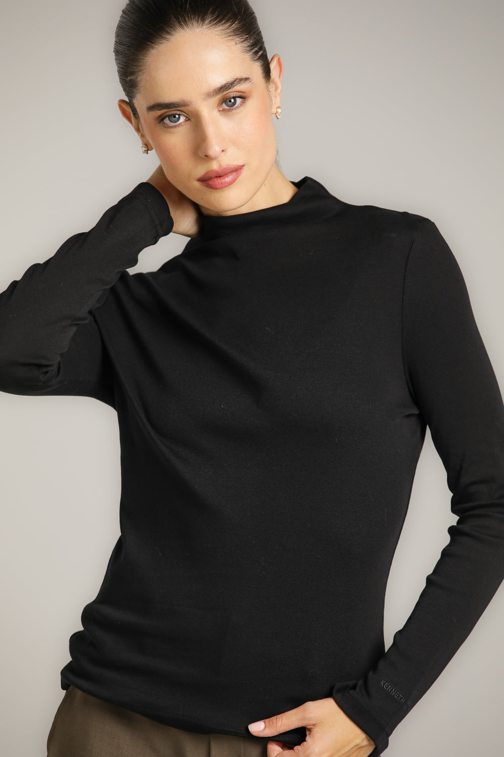 חולצת בייסיק צמודה עם צווארון גבוה | קנת קול