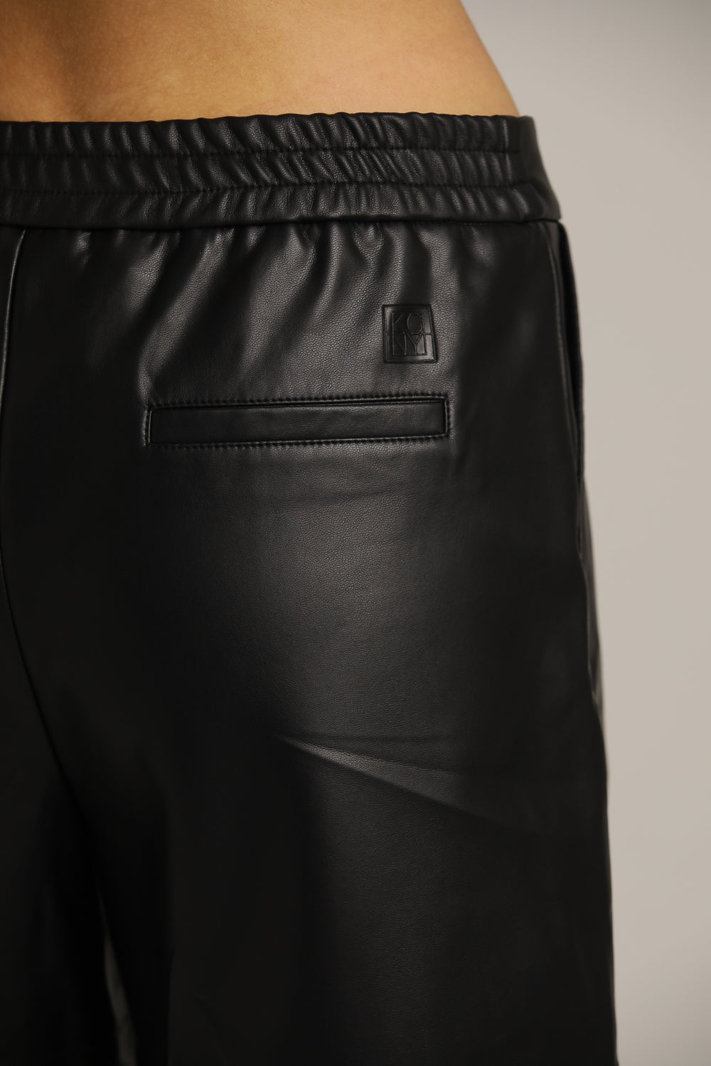 מכנסי דמוי עור קצרים | קנת קול