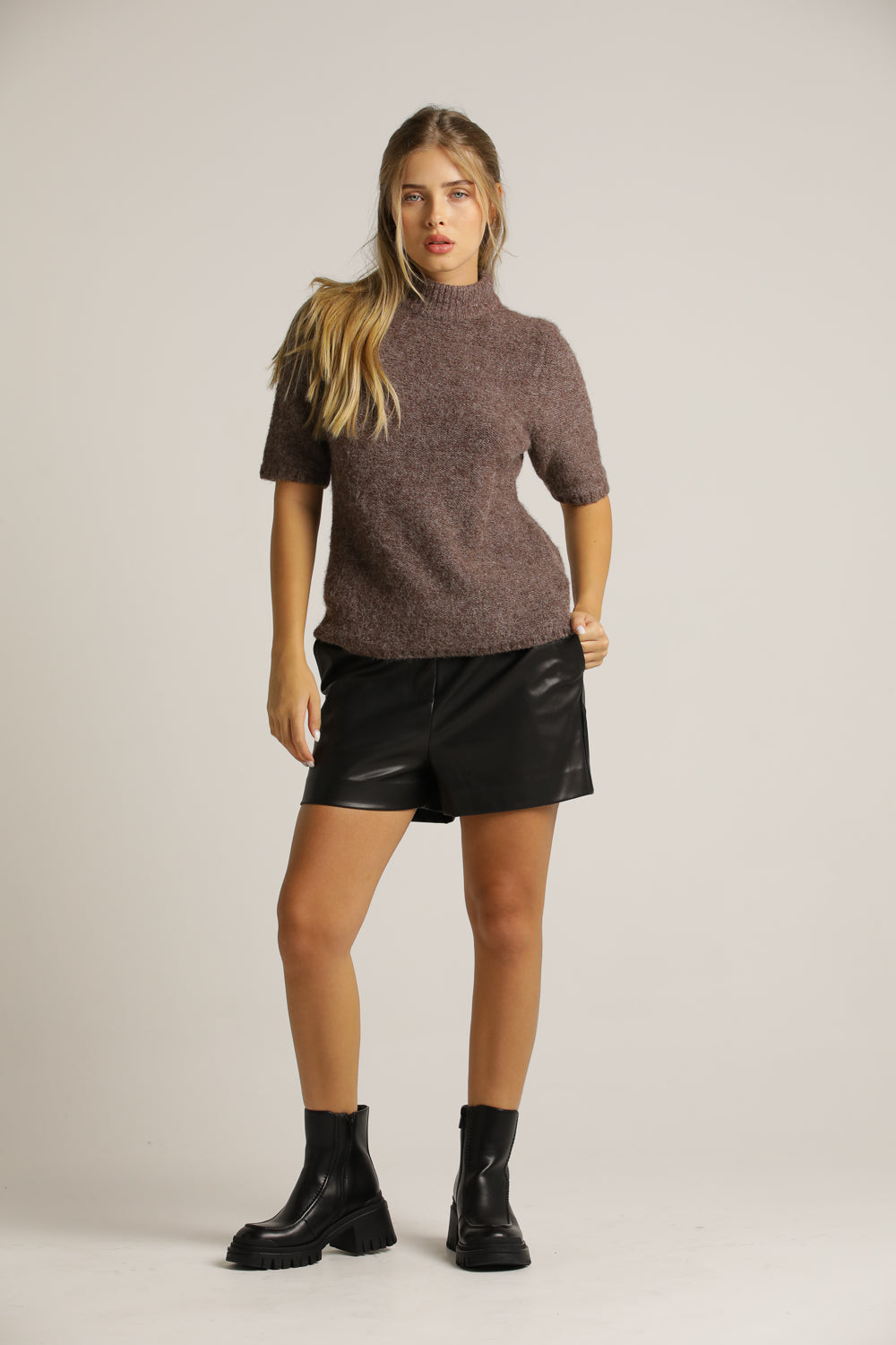 חולצת סריג קצרה במראה צמרי | קנת קול