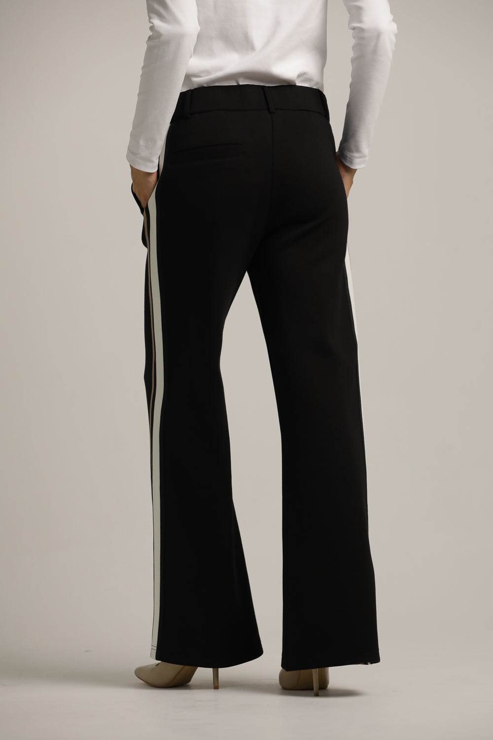 מכנסיים רחבים בסגנון מחויט עם פסי צד קונטרסטיים | קנת קול