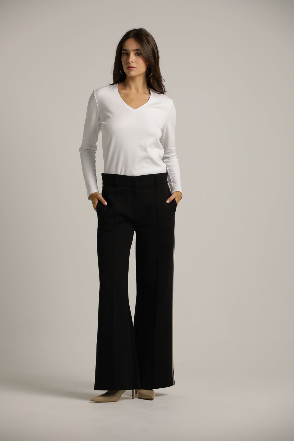 מכנסיים רחבים בסגנון מחויט עם פסי צד קונטרסטיים | קנת קול