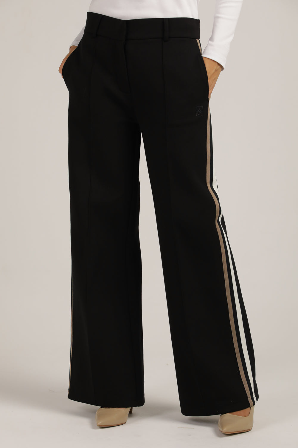 מכנסיים רחבים בסגנון מחויט עם פסי צד קונטרסטיים | קנת קול