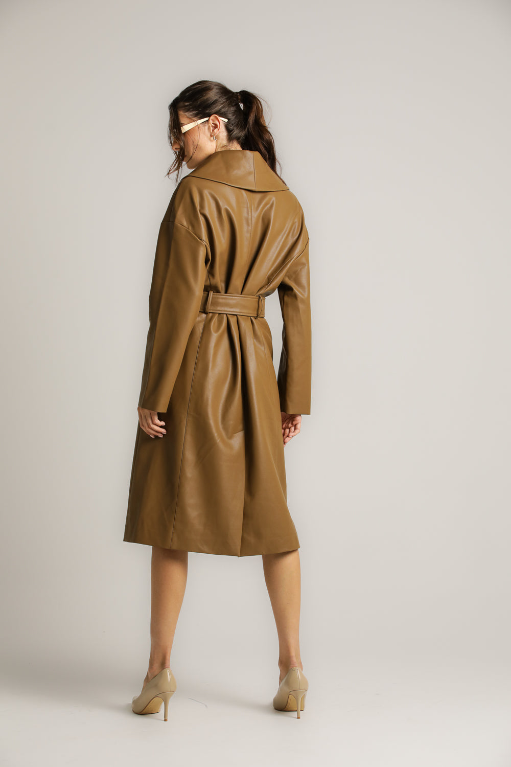 מעיל מעטפת דמוי עור עם חגורה | קנת קול