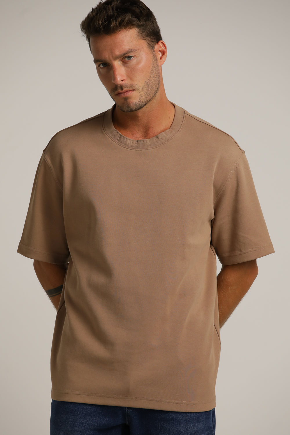 טישירט אוברסייז עם לוגו מוטבע בצווארון | קנת קול