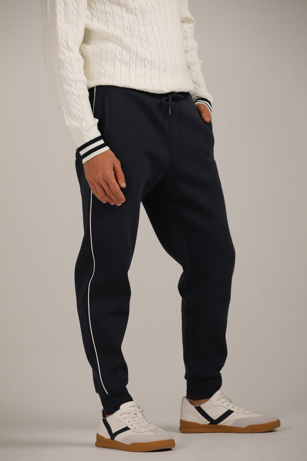 מכנסי ג'וגר בגזרת טייפר עם פס בצד | קנת קול