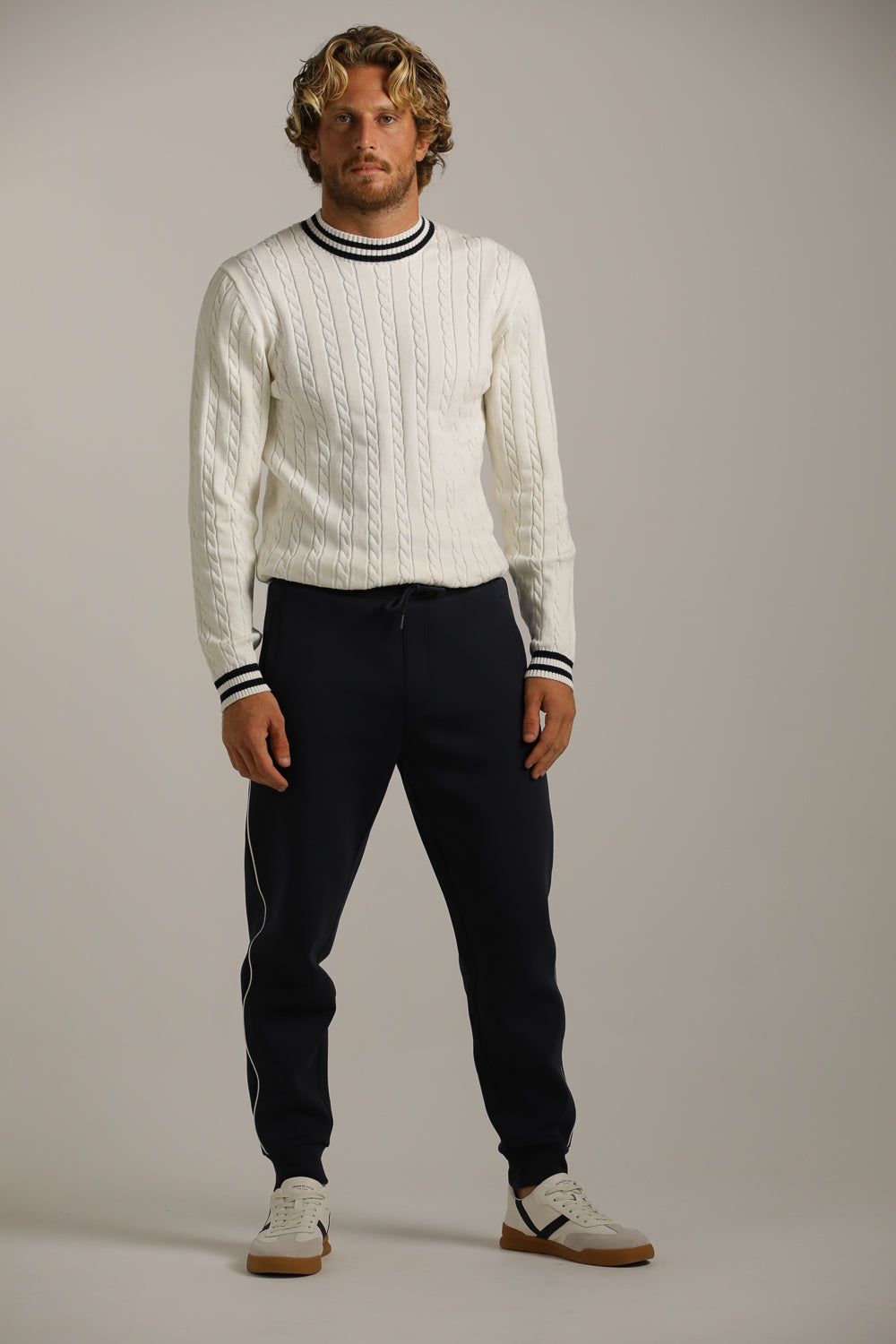 מכנסי ג'וגר בגזרת טייפר עם פס בצד | קנת קול