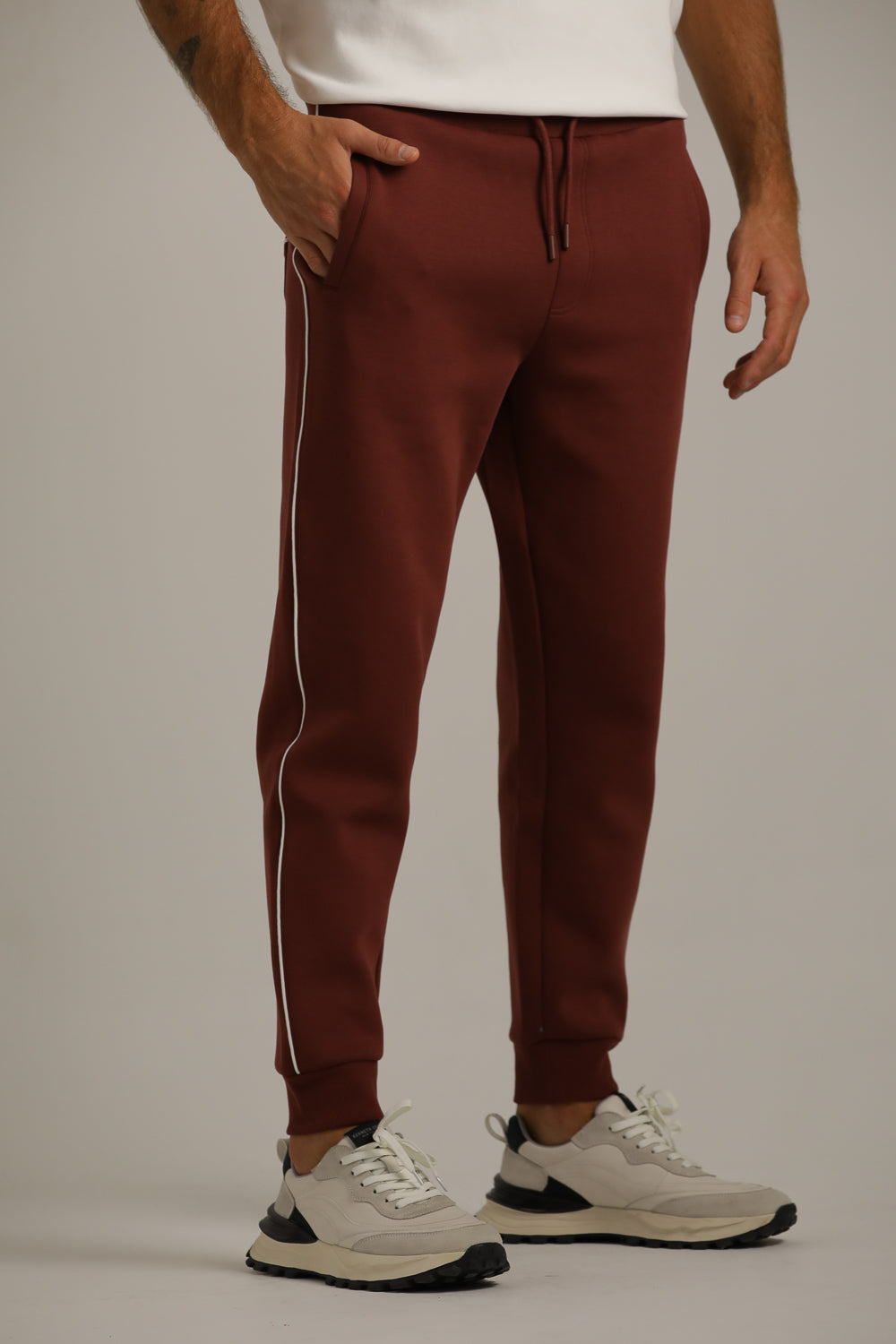 מכנסי ג'וגר בגזרת טייפר עם פס צד | קנת קול