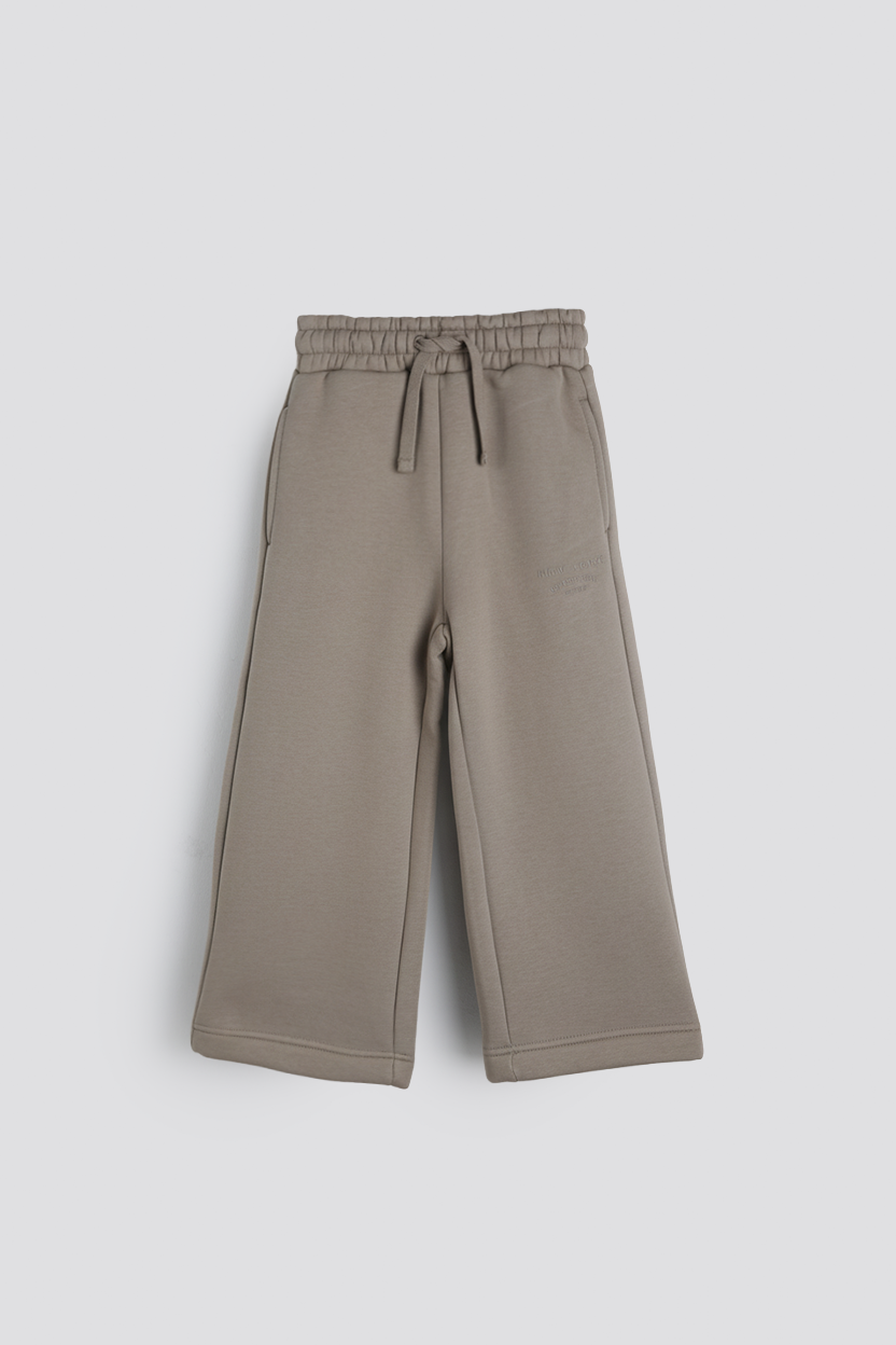 מכנסי טרנינג ממותגים בגזרה מתרחבת | קנת קול