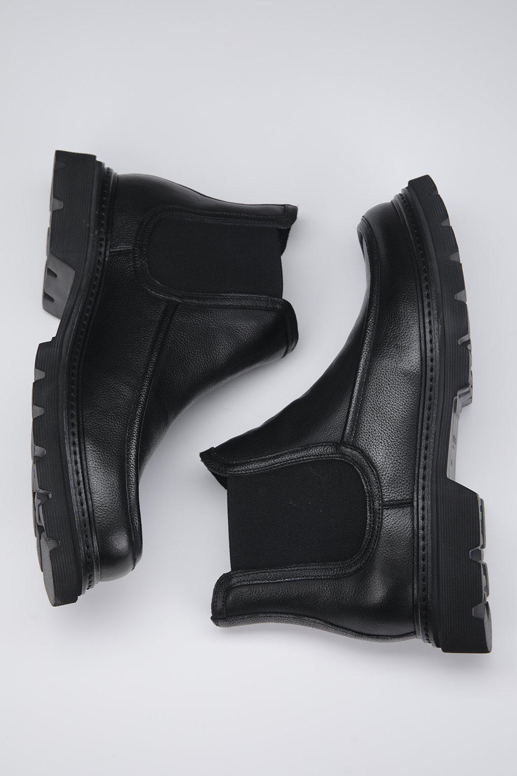 מגפוני עור בסגנון צ'לסי בצבע שחור | קנת קול