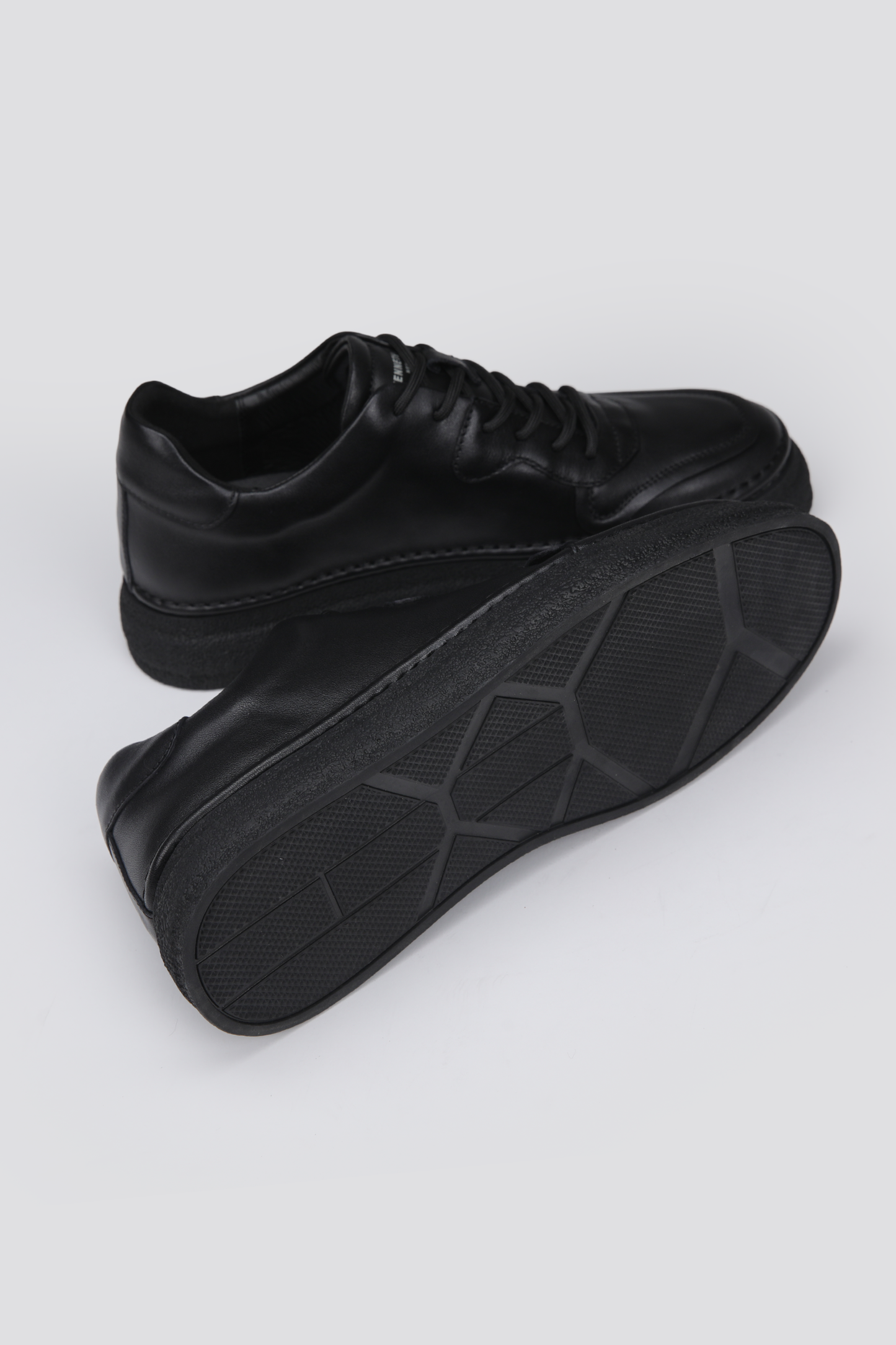 סניקרס עור אלגנטיות | קנת קול