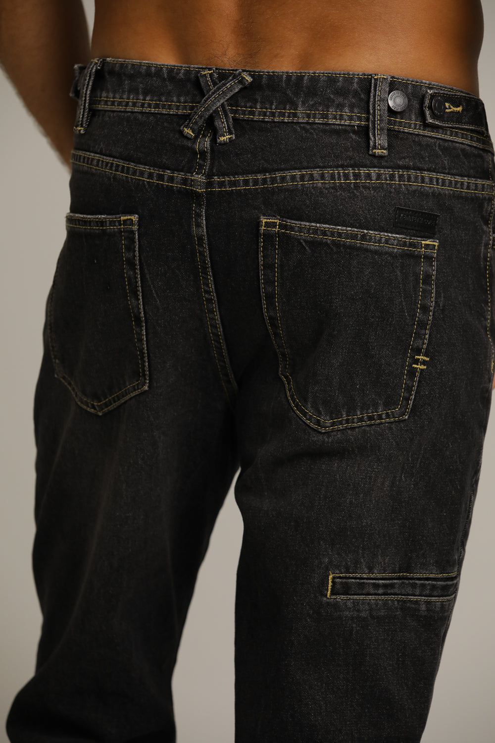 מכנסי ג'ינס במראה שטוף ובגיזרה ישרה | קנת קול